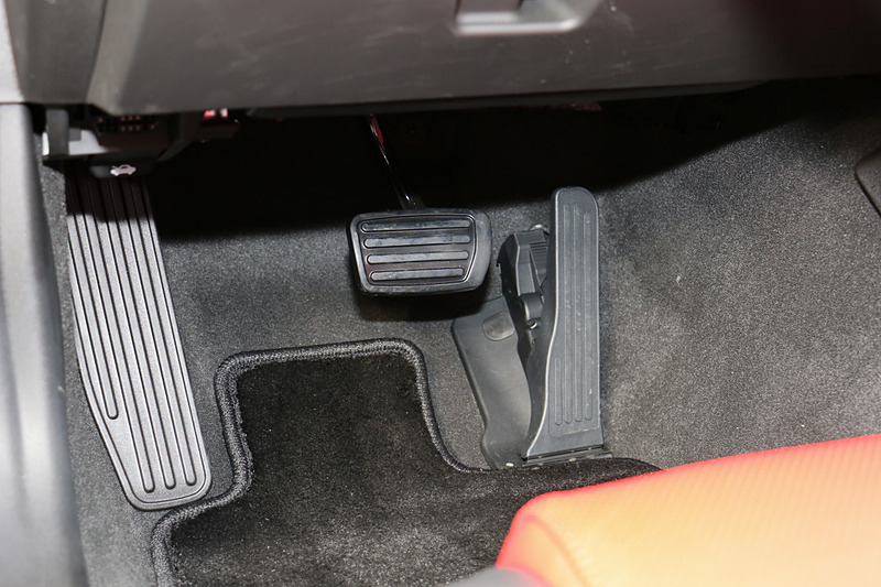 アクセルペダルはオルガン式