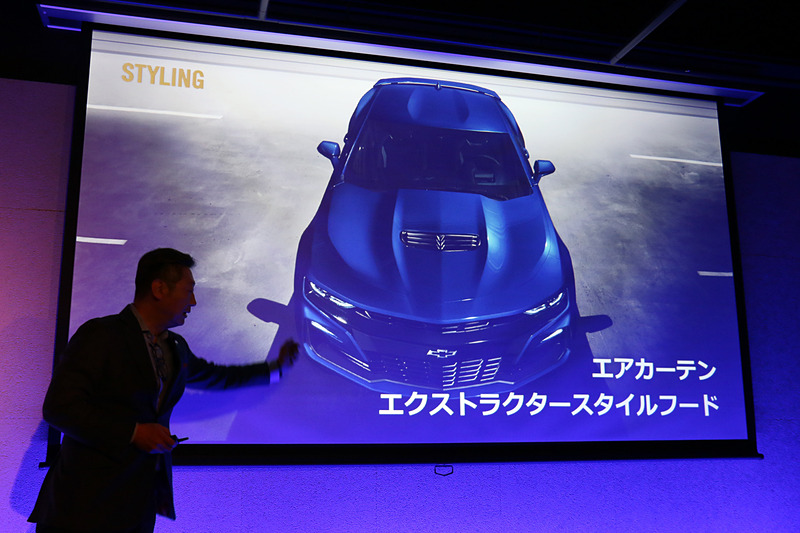 ボディカラーに新色「リバーサイドブルーメタリック」を追加。フロントバンパー両サイドに走行風を使ってフロントタイヤの空気抵抗を低減する「エアカーテン」を新設