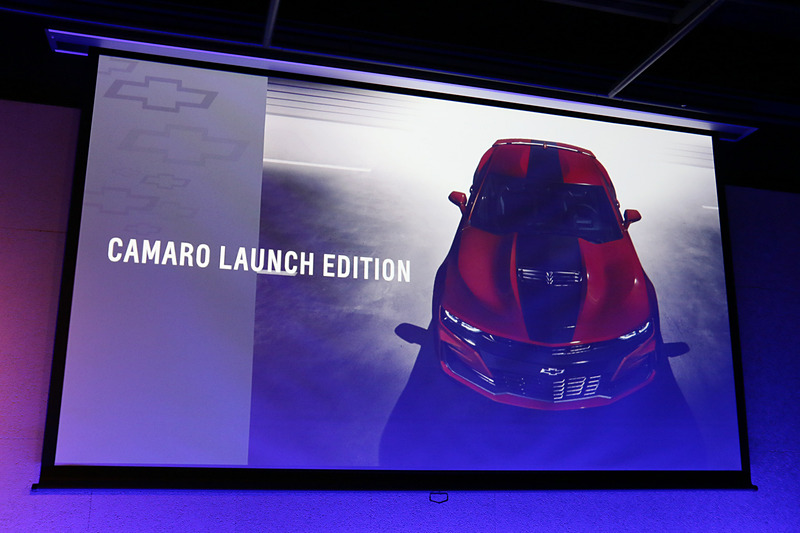 初代カマロで人気を集めた「Hugger Orange」のヘリテージを、「クラッシュ」という名称のボディカラーで表現した新しいカマロの導入記念限定車「カマロ ローンチエディション」も合わせて発売