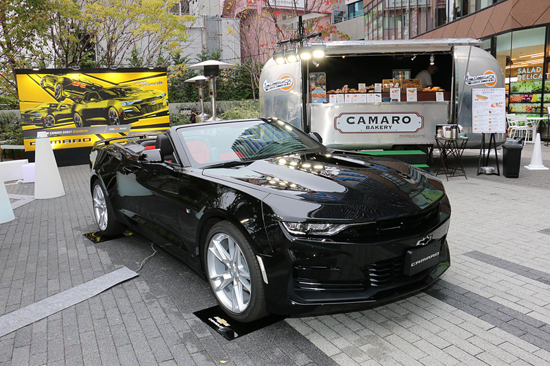 渋谷キャストのガーデンフロア「SPACE（スペース）」で行なわれているカマロの展示風景。アメリカンキャンピングトレーラーの「エアストリーム」を使った特設ベーカリーも用意されている