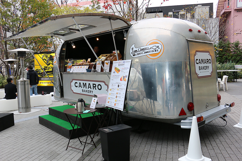 渋谷キャストのガーデンフロア「SPACE（スペース）」で行なわれているカマロの展示風景。アメリカンキャンピングトレーラーの「エアストリーム」を使った特設ベーカリーも用意されている