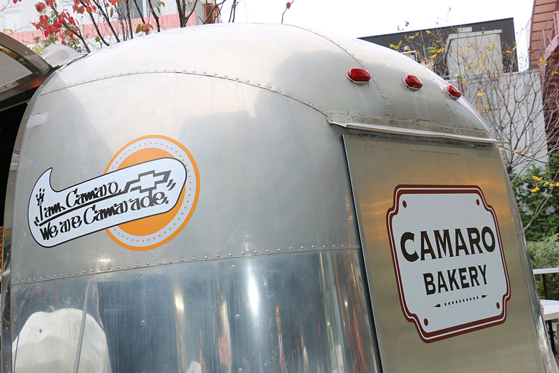 渋谷キャストのガーデンフロア「SPACE（スペース）」で行なわれているカマロの展示風景。アメリカンキャンピングトレーラーの「エアストリーム」を使った特設ベーカリーも用意されている