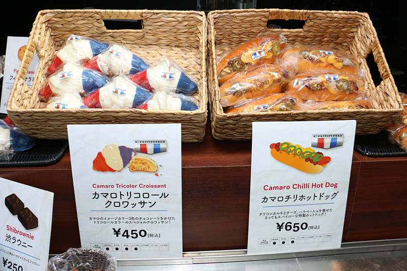 特設ベーカリーでは、「カマロチリホットドッグ」「カマロトリコロールクロワッサン」といった特別メニューも販売