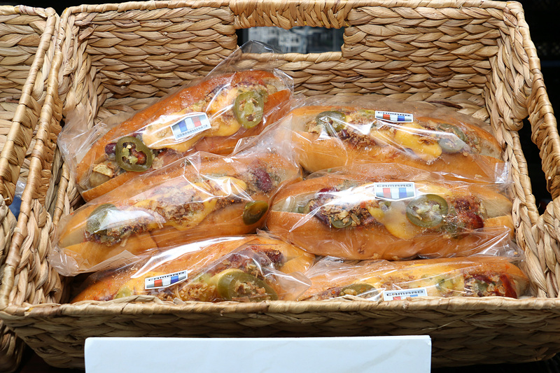 特設ベーカリーでは、「カマロチリホットドッグ」「カマロトリコロールクロワッサン」といった特別メニューも販売