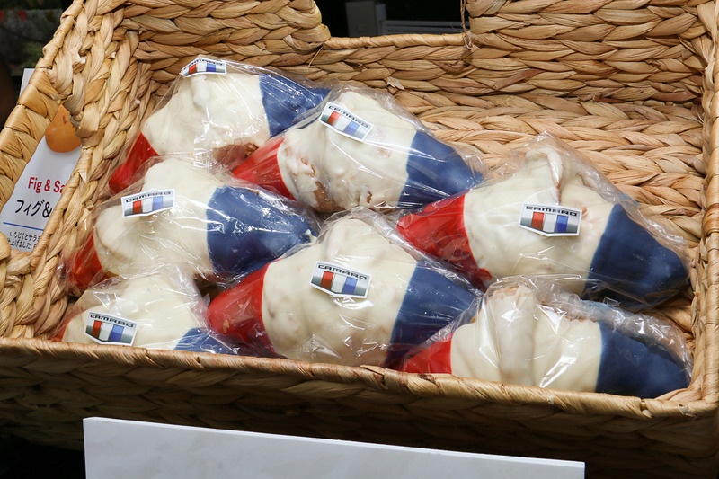 特設ベーカリーでは、「カマロチリホットドッグ」「カマロトリコロールクロワッサン」といった特別メニューも販売