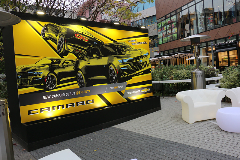 特設ベーカリーの脇にはソファーなどが用意され、特別メニューを楽しみながら展示車が眺められるようになっている