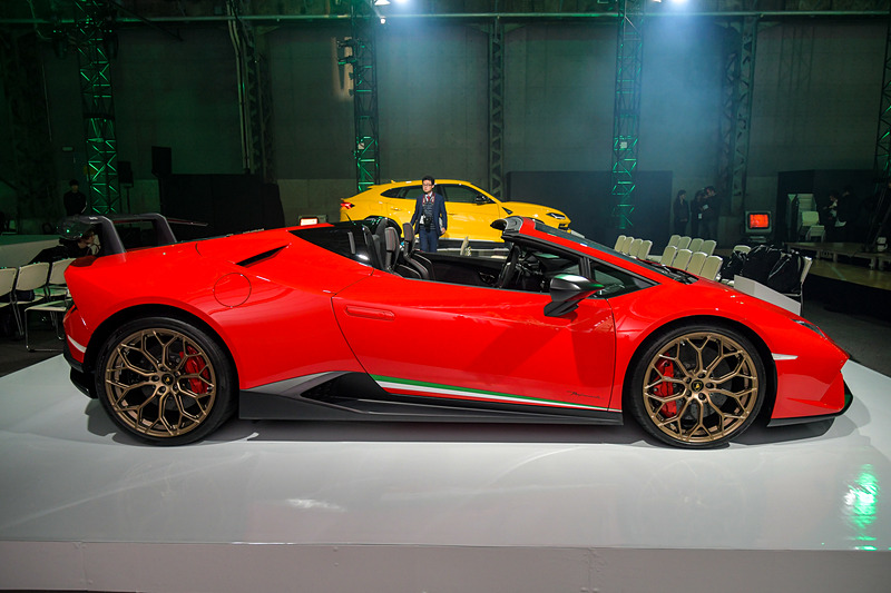 フォージドカーボンファイバー技術により、ウラカン スパイダーから35kgの軽量化に成功。0-100km/h加速は3.1秒、最高速は325km/hに達する