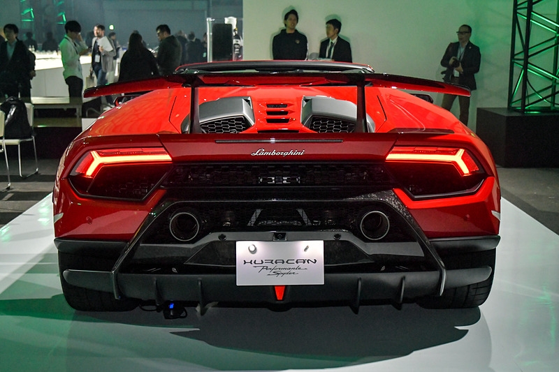 フォージドカーボンファイバー技術により、ウラカン スパイダーから35kgの軽量化に成功。0-100km/h加速は3.1秒、最高速は325km/hに達する