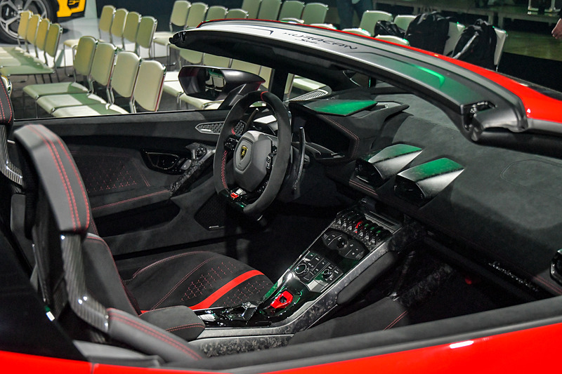 フォージドカーボンファイバー技術により、ウラカン スパイダーから35kgの軽量化に成功。0-100km/h加速は3.1秒、最高速は325km/hに達する