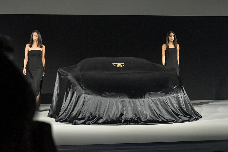 イメージビデオが終了し、ステージ中央に美女が2人現れる