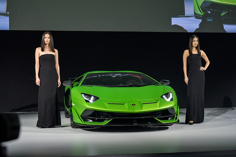 アヴェンタドール SVJがアンベールされ、歓声と共にストロボが雨のように降り注いだ