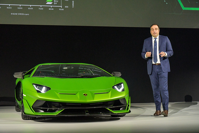 スライドを使ってアヴェンタドール SVJの解説をするフォスキーニ氏