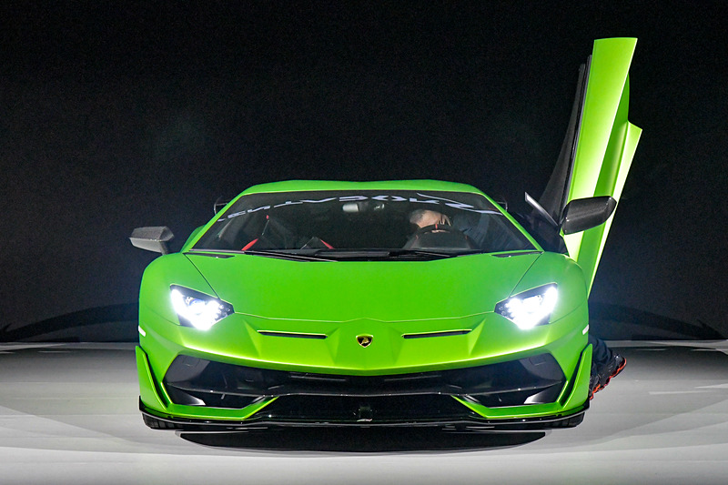 リアのエンジンカバーはSVJ用に新しく設計されたもの。軽量のカーボンファイバー製で、クイックリリースクリップで取り外せるようになっている