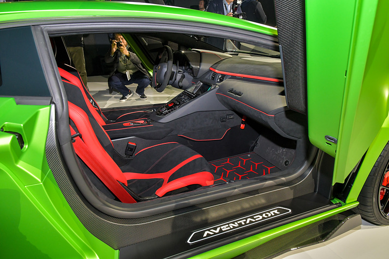 リアのエンジンカバーはSVJ用に新しく設計されたもの。軽量のカーボンファイバー製で、クイックリリースクリップで取り外せるようになっている