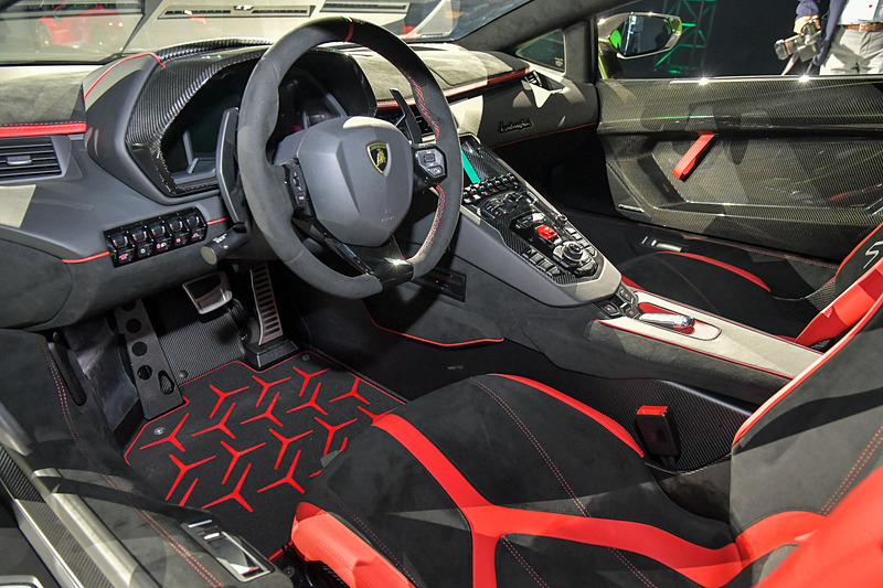 リアのエンジンカバーはSVJ用に新しく設計されたもの。軽量のカーボンファイバー製で、クイックリリースクリップで取り外せるようになっている