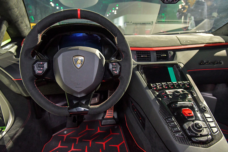 リアのエンジンカバーはSVJ用に新しく設計されたもの。軽量のカーボンファイバー製で、クイックリリースクリップで取り外せるようになっている