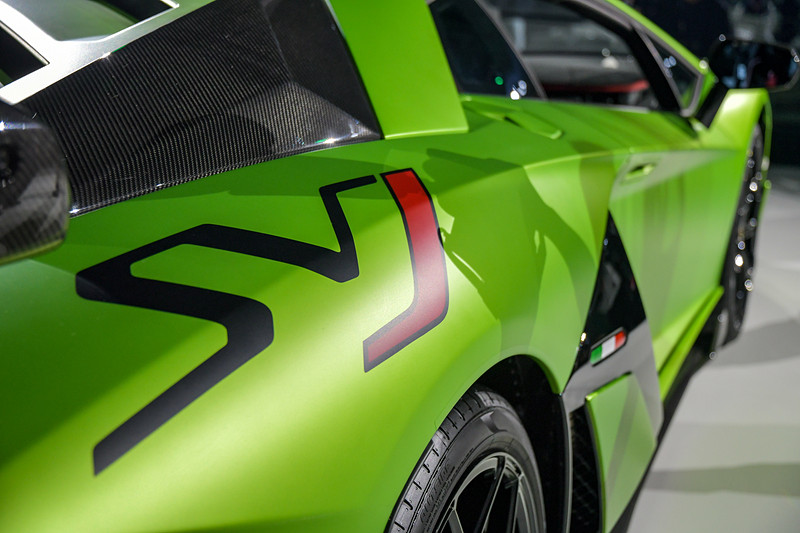 リアのエンジンカバーはSVJ用に新しく設計されたもの。軽量のカーボンファイバー製で、クイックリリースクリップで取り外せるようになっている