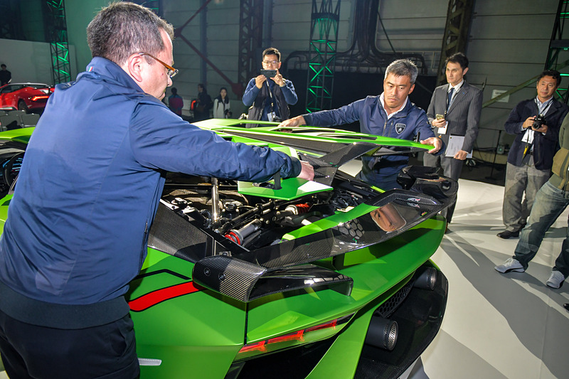 リアのエンジンカバーはSVJ用に新しく設計されたもの。軽量のカーボンファイバー製で、クイックリリースクリップで取り外せるようになっている