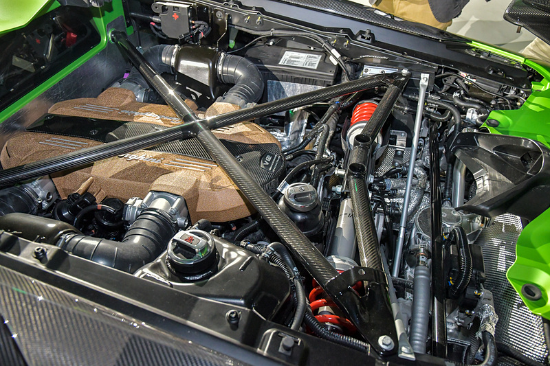 リアのエンジンカバーはSVJ用に新しく設計されたもの。軽量のカーボンファイバー製で、クイックリリースクリップで取り外せるようになっている