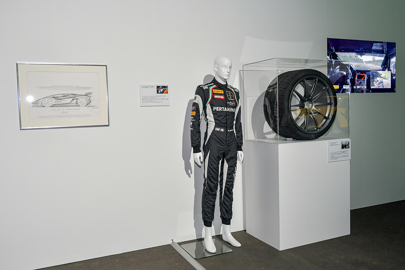 チャリティオークションに出品された3点