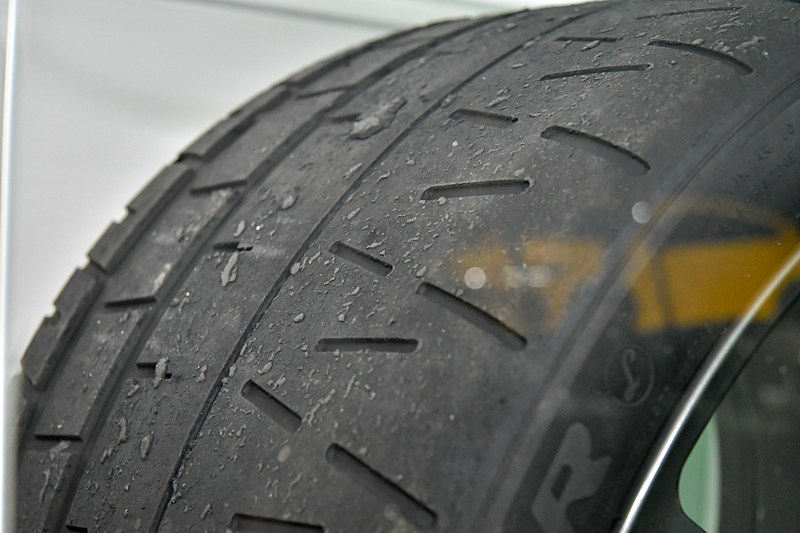 ピレリ製「P ZERO TROEFO R」タイヤは、当時のタイヤカスが付着したまま