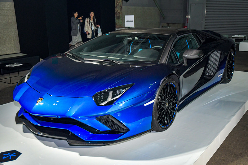 5台の限定生産モデル「アヴェンタドール S ロードスター 50th Anniversary Japan」。青いボディカラーは「水」モデル