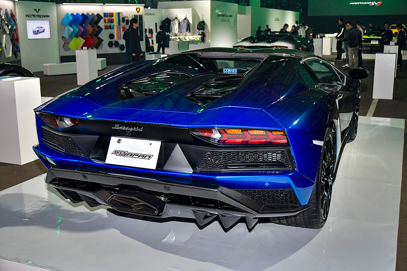 5台の限定生産モデル「アヴェンタドール S ロードスター 50th Anniversary Japan」。青いボディカラーは「水」モデル