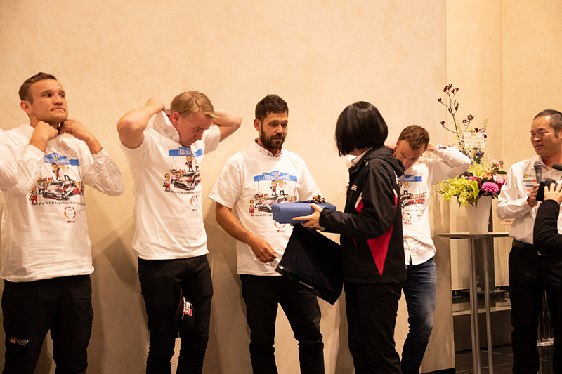 シトロエンに移籍するエサペッカ・ラッピ選手とコ・ドライバーのヤンネ・フェルム選手へは、友山TGRカンパニープレジデントからはフランス語の辞書が贈られた