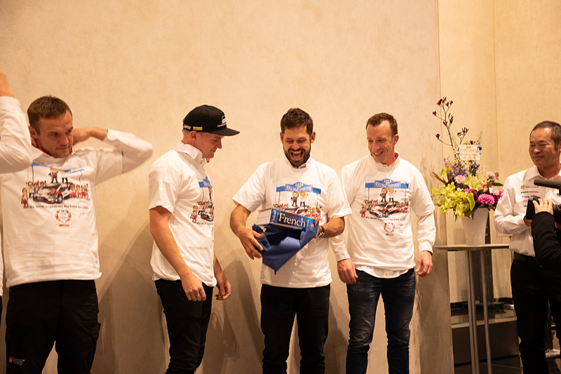 シトロエンに移籍するエサペッカ・ラッピ選手とコ・ドライバーのヤンネ・フェルム選手へは、友山TGRカンパニープレジデントからはフランス語の辞書が贈られた