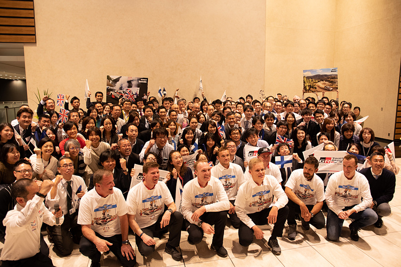 お祝いに駆けつけたトヨタ従業員と記念写真