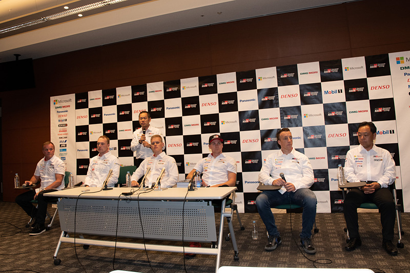 お祝いセレモニーのあと、会見が行なわれた