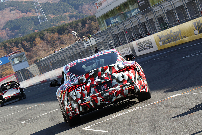 富士スピードウェイの国際レーシングコースを走る新型「スープラ」試作車