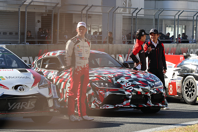 「ウェルカムセレモニー」での走行後、脇阪氏が新型スープラ 試作車について友山氏にインタビュー