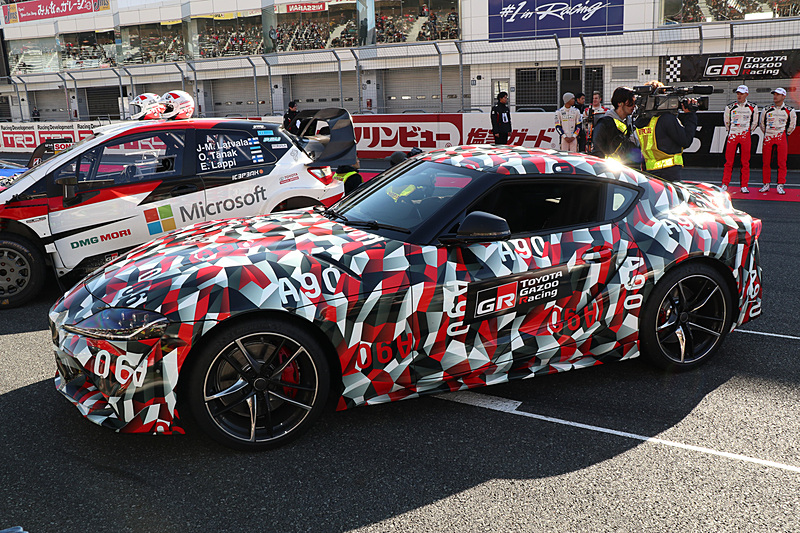 来場者に走行シーンを披露した新型スープラ 試作車