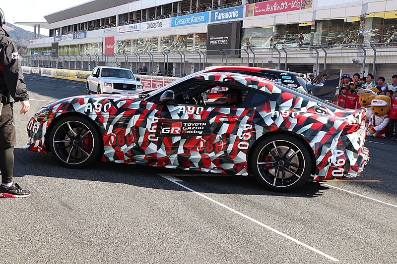 来場者に走行シーンを披露した新型スープラ 試作車