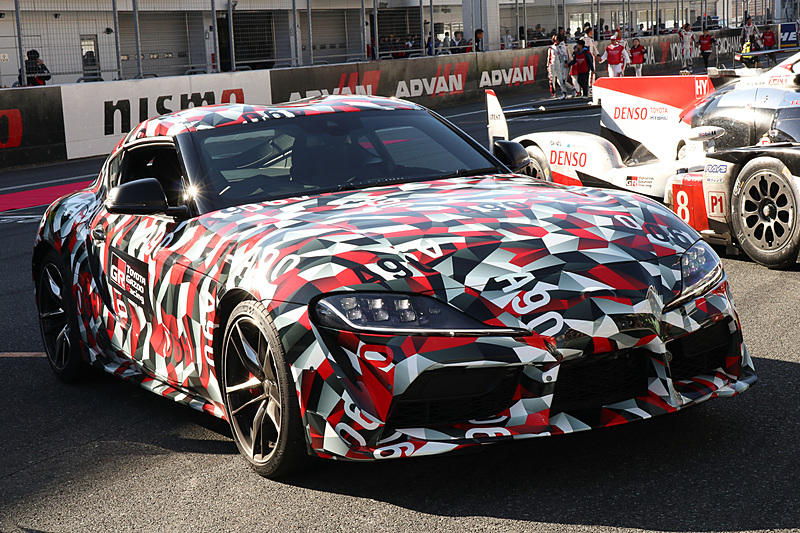 来場者に走行シーンを披露した新型スープラ 試作車