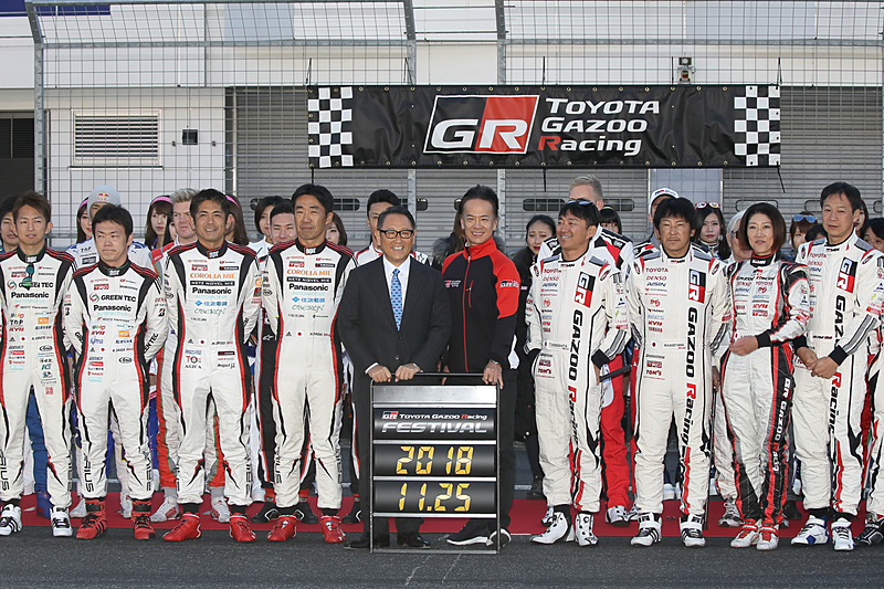 メインストレートにレーシングドライバーなどが集合