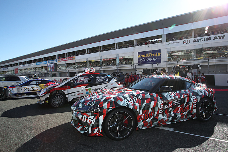 新型「スープラ」試作車などは走行後、ホームストレートに並べて展示された