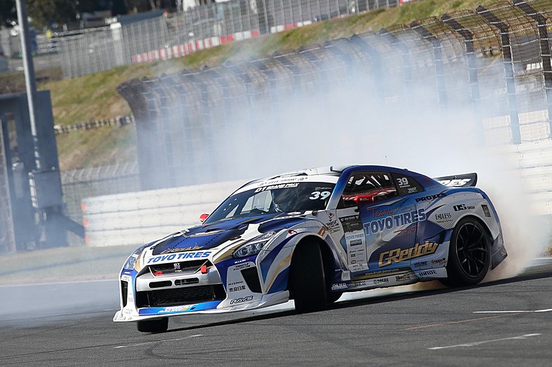 ドリフトエクストリームでは日産自動車「GT-R」などのスポーツカーのほか、ピックアップトラックの「Hilux Revo」もドリフト走行を披露した
