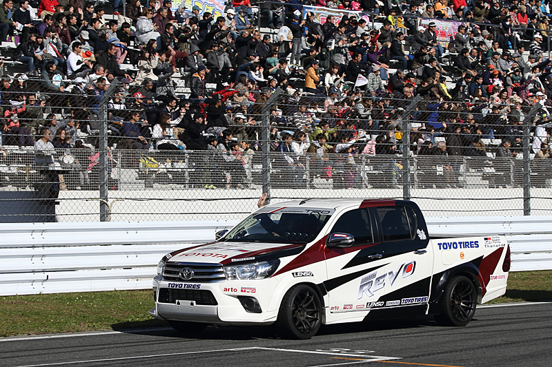 ドリフトエクストリームでは日産自動車「GT-R」などのスポーツカーのほか、ピックアップトラックの「Hilux Revo」もドリフト走行を披露した