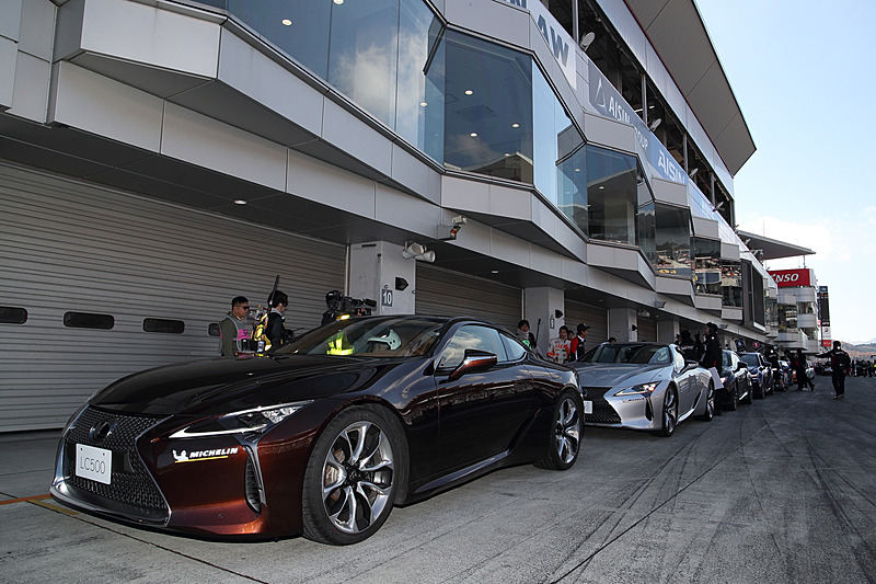 レーシングドライバーが運転するレクサス「LC500」や「86/BRZレース」の車両で富士スピードウェイ 国際レーシングコースを体験。立川祐路選手（中央）などの現役選手に加え、STIの辰己英治氏（右）もステアリングを握った