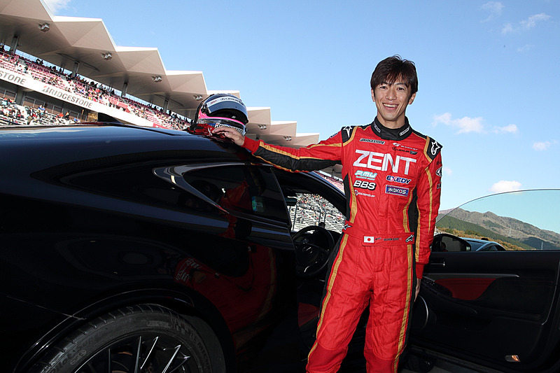 レーシングドライバーが運転するレクサス「LC500」や「86/BRZレース」の車両で富士スピードウェイ 国際レーシングコースを体験。立川祐路選手（中央）などの現役選手に加え、STIの辰己英治氏（右）もステアリングを握った