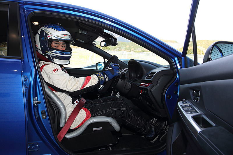 レーシングドライバーが運転するレクサス「LC500」や「86/BRZレース」の車両で富士スピードウェイ 国際レーシングコースを体験。立川祐路選手（中央）などの現役選手に加え、STIの辰己英治氏（右）もステアリングを握った