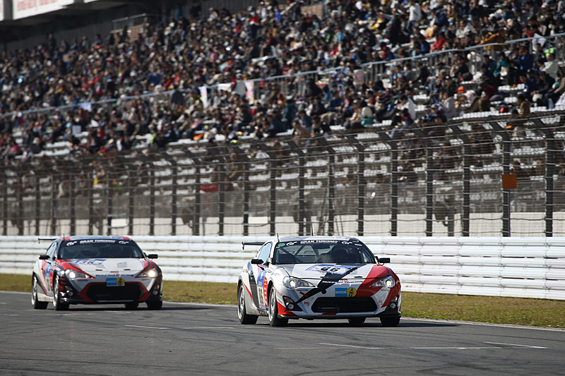 2018年のニュルブルクリンク24時間レースを戦ったマシンがコースを走行。また、合わせて2019年にニュルブルクリンク24時間レースに参戦するニューマシンの「LEXUS LC」が公開された