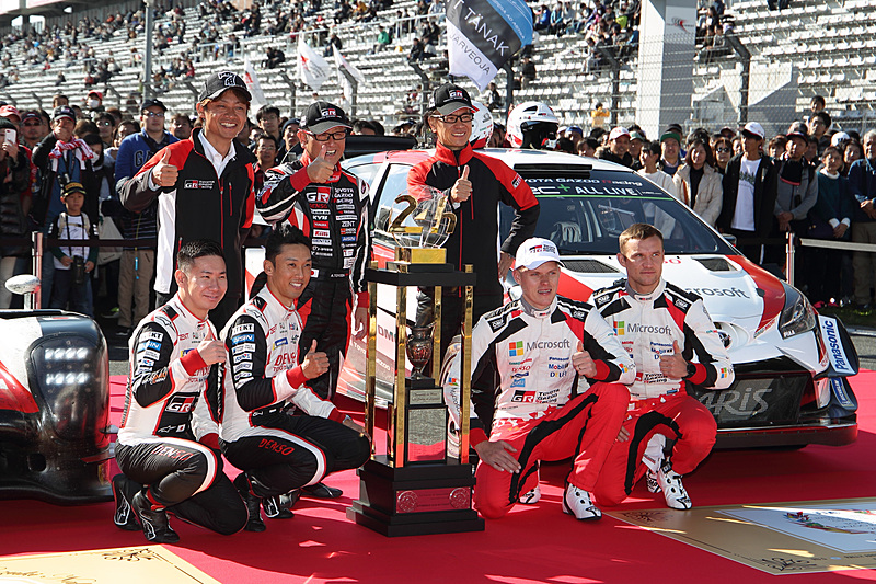 ル・マン24時間レースの優勝トロフィを囲んでフォトセッション