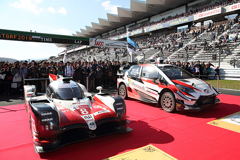 コース上にレッドカーペットが敷かれ、ル・マン24時間レースを制したTOYOTA TS050-HYBRID 8号車、WRCのマニュファクチャラーズタイトルを獲得した「ヤリスWRC」を展示。小林可夢偉選手は熱心にヤリスWRCの足まわりや車内などを観察していた