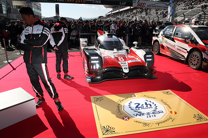 コース上にレッドカーペットが敷かれ、ル・マン24時間レースを制したTOYOTA TS050-HYBRID 8号車、WRCのマニュファクチャラーズタイトルを獲得した「ヤリスWRC」を展示。小林可夢偉選手は熱心にヤリスWRCの足まわりや車内などを観察していた