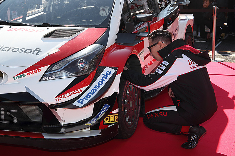 コース上にレッドカーペットが敷かれ、ル・マン24時間レースを制したTOYOTA TS050-HYBRID 8号車、WRCのマニュファクチャラーズタイトルを獲得した「ヤリスWRC」を展示。小林可夢偉選手は熱心にヤリスWRCの足まわりや車内などを観察していた