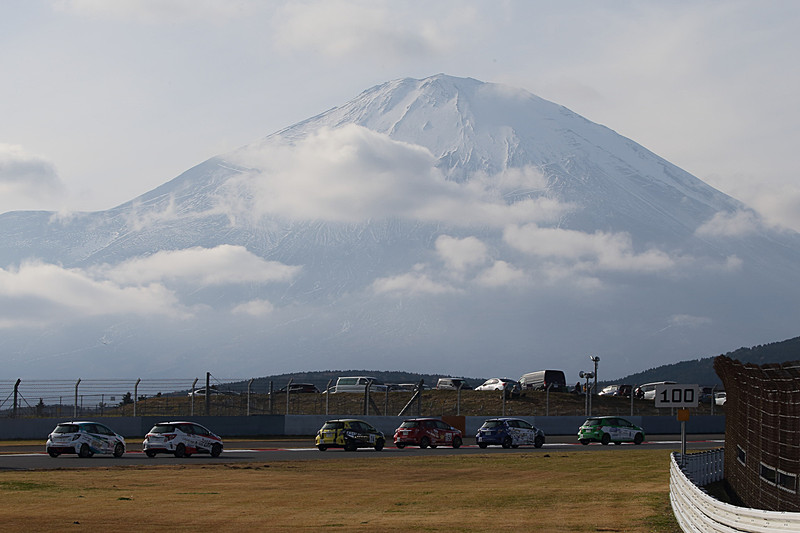 全国大会とも言えるレースは、4号車 ネッツ千葉シュポルトVitzの北田和哉選手が優勝。2位は1号車 犬印ADSファクターVitzの峯幸弘選手、3位は270号車 ネッツ東京レーシングVitzの水谷大介選手