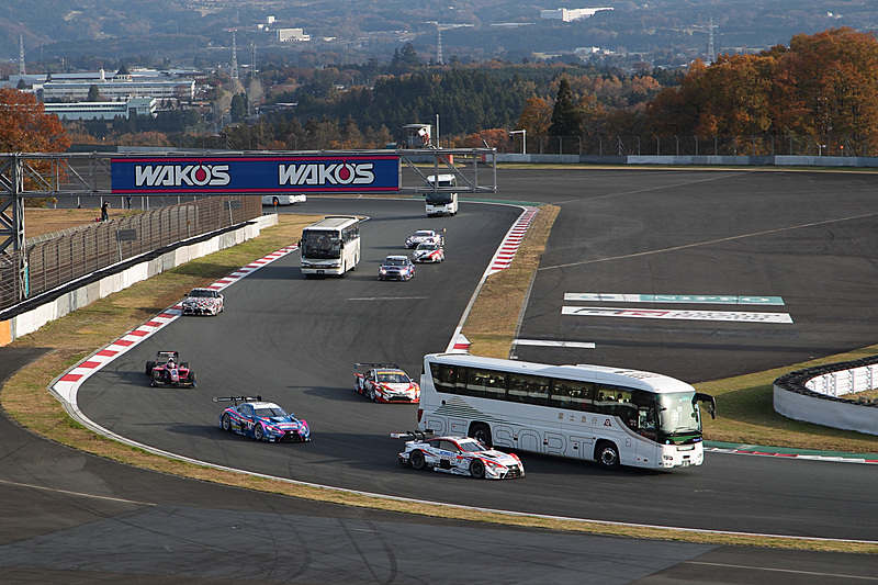 レースマシンを“猛獣”に見立て、コース内を走行する観光バスの車内から走行シーンを見学する「サーキットサファリ」